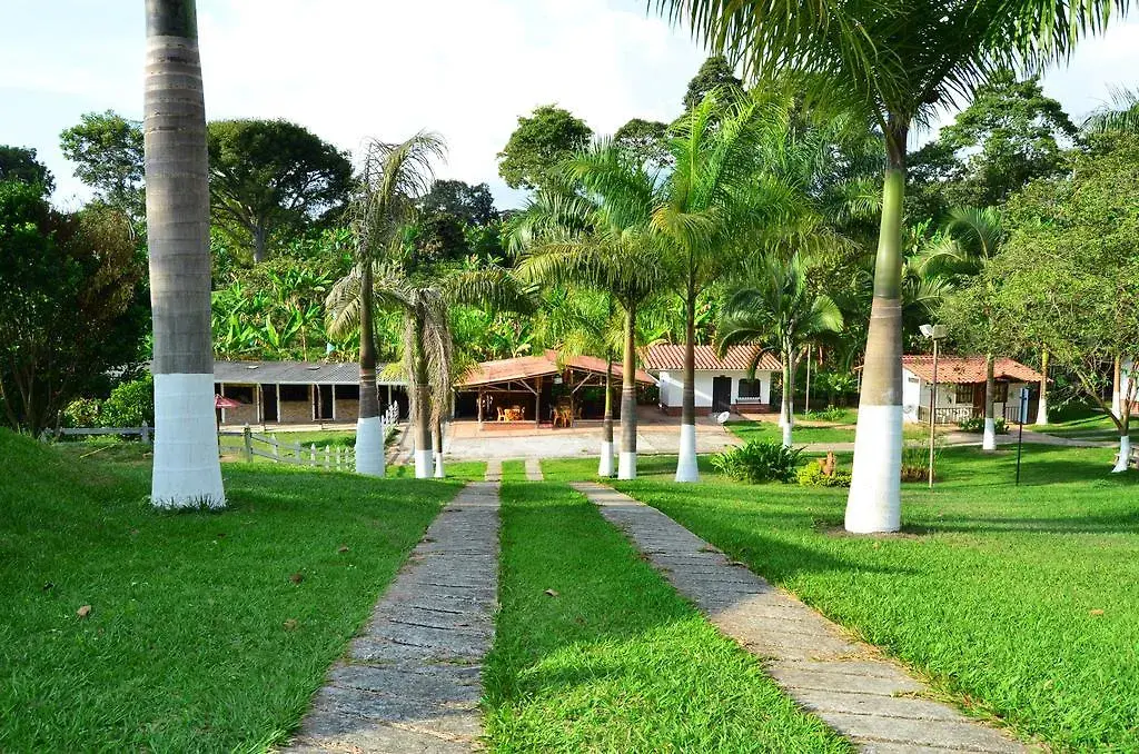 Zona verde amplia en Finca Hotel La Chagra - ideal para eventos